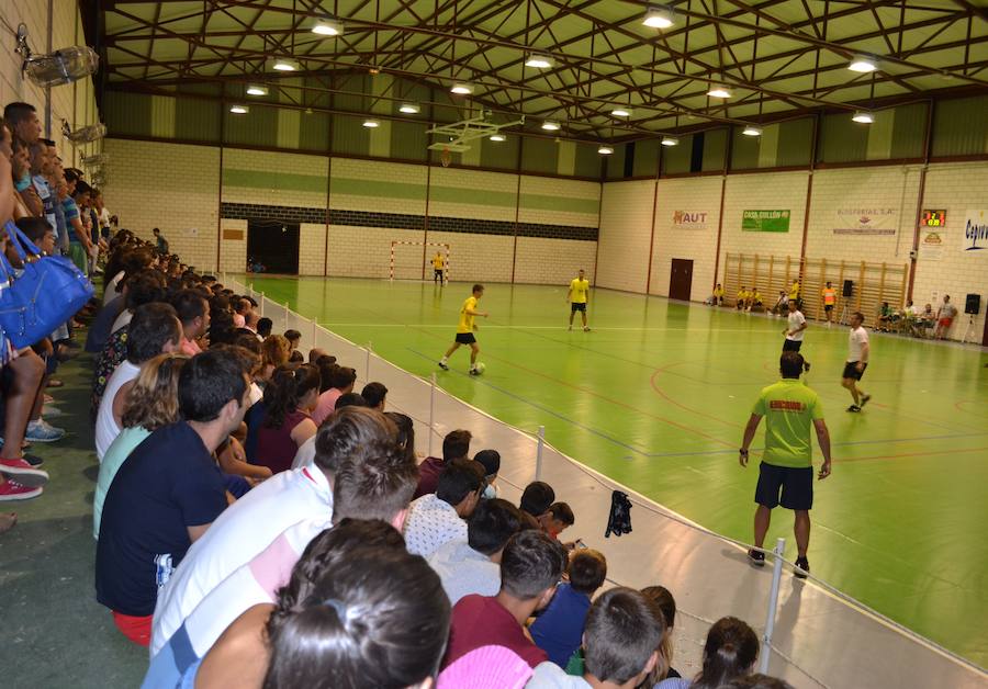 Partido final del XIV Maratón de Fútbol sala San Ginés de la Jara. ALMUDENA PARRA