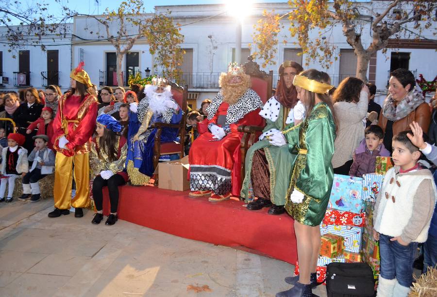Los Reyes magos recibieron el cariño de los pequeños. A. P
