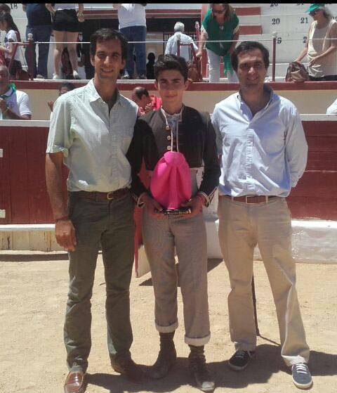 Manuel Perera recibe el trofeo 