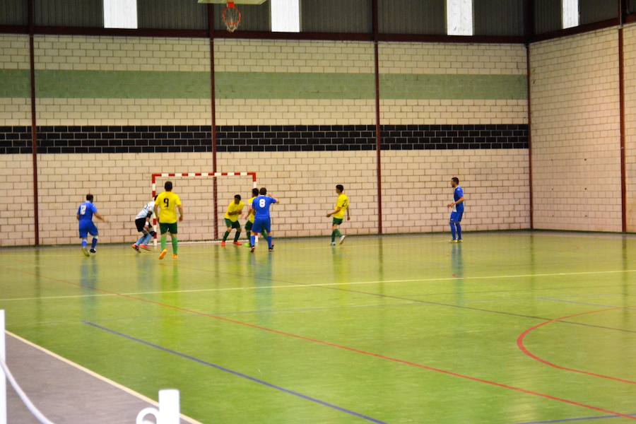 Partido de fútsal en el pabellón deportivo municipal. A.P
