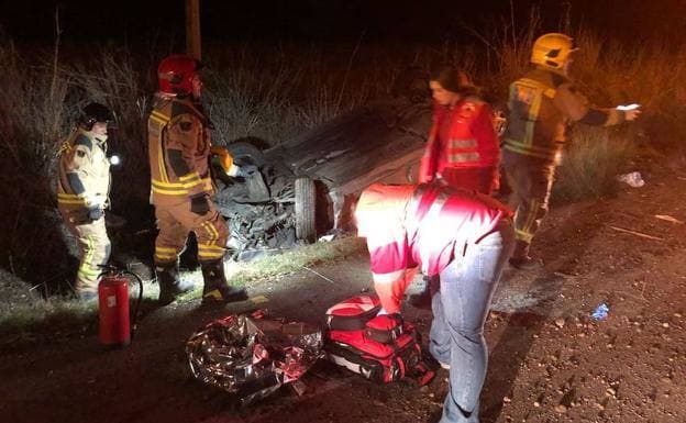 Los servicios de emergencias actuando en el lugar del suceso. CRUZ ROJA