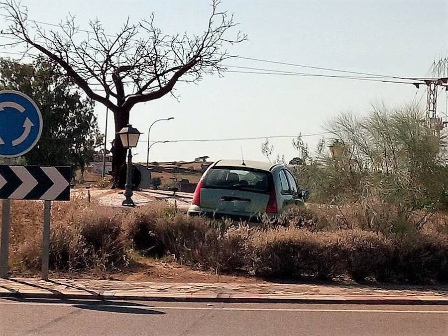 EL coche acabó en el inetrior de la rotonda. MANUEL MONTERO
