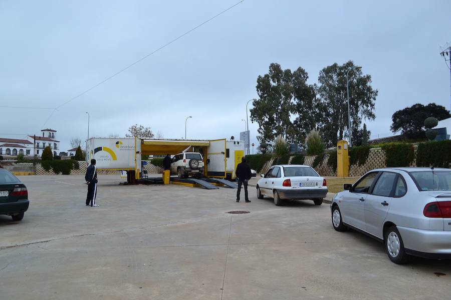 Coches en la inspección técnica, imagen de archivo. A.P