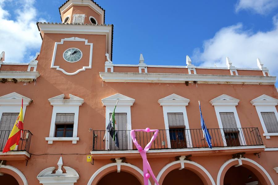El balcón del Ayuntamiento luce un gran lazo rosa. A.P