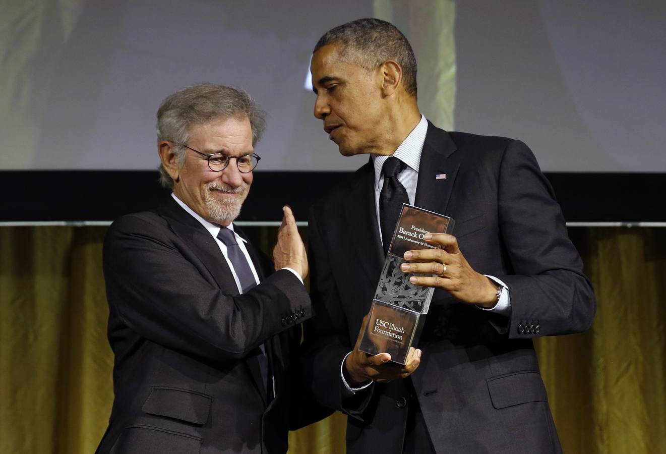 Spielberg entrega la distinción a Obama.