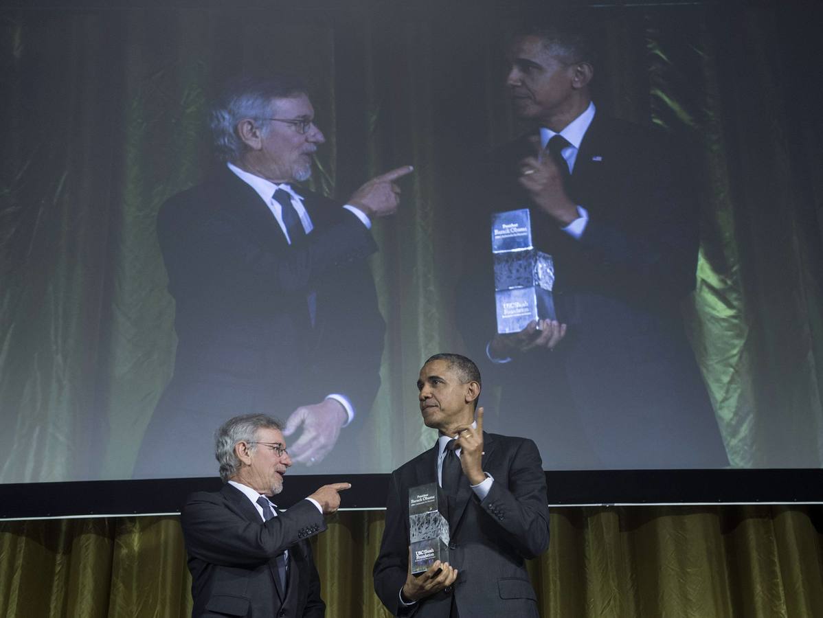 Obama recibe la distinción de manos de Spielberg.