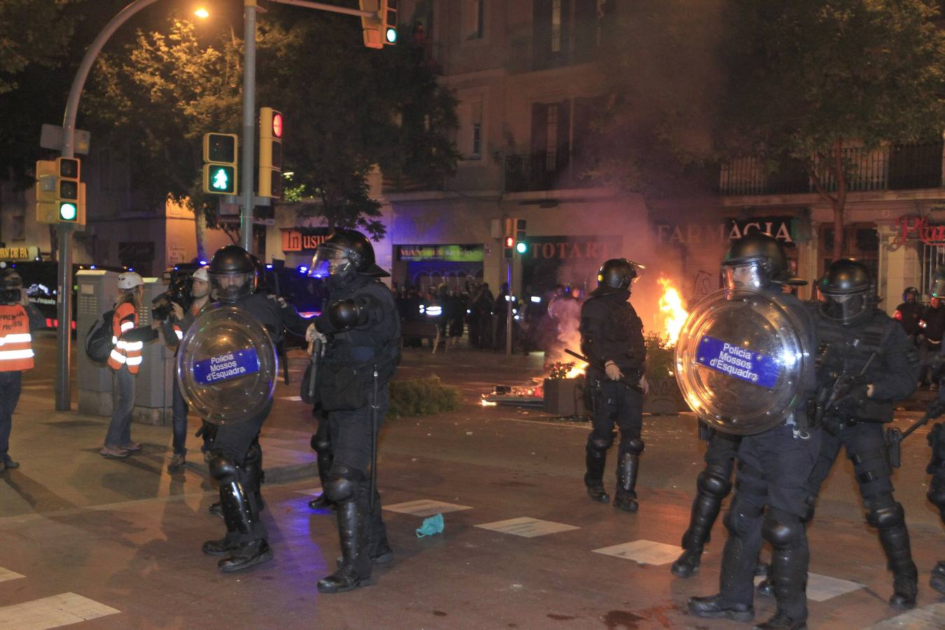 Quema de contenedores y nuevos incidentes por Can Vies en Barcelona