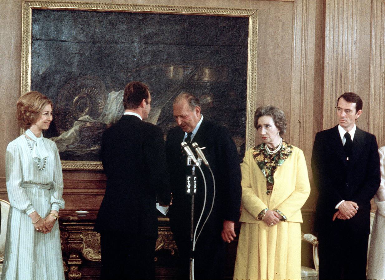 El Conde de Barcelona cede sus derechos dinásticos a favor de su hijo. DonJuan, el Conde de Barcelona, cede sus derechos dinásticos a favor de su hijo, el Rey Juan Carlos I, en presencia Felipe de Borbón, la Reina Sofía, el Rey y su madre, María de las Mercedes