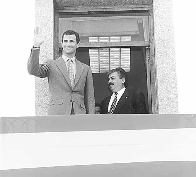 12.06.1996. El Príncipe saludando desde una ventana en Zafra