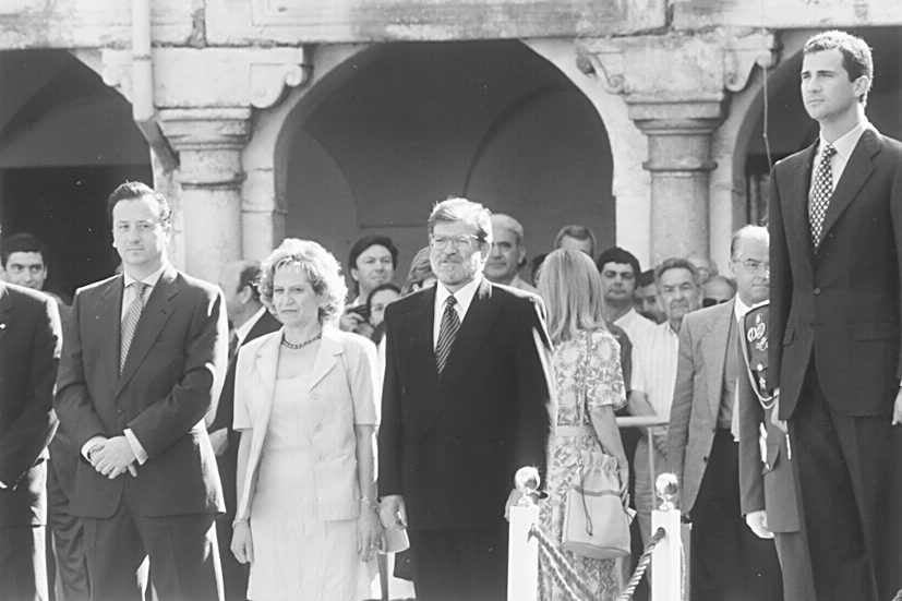 11.06.1996. El Príncipe junto a Juan Carlos Rodríguez Ibarra en la Asamblea de Extremadura