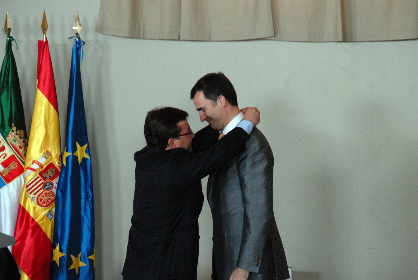 29.04.2010. El Príncipe recibe la Medalla de Extremadura de la mano de Guillermo Fernández Vara