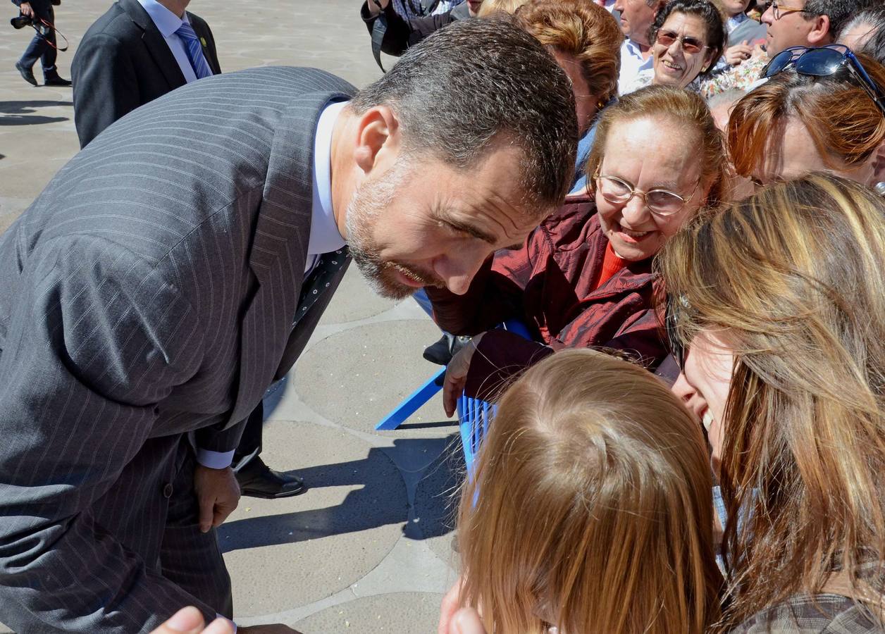 02.04.2011. El Príncipe Felipe rodeado de niños en el Palacio de Congresos de Badajoz