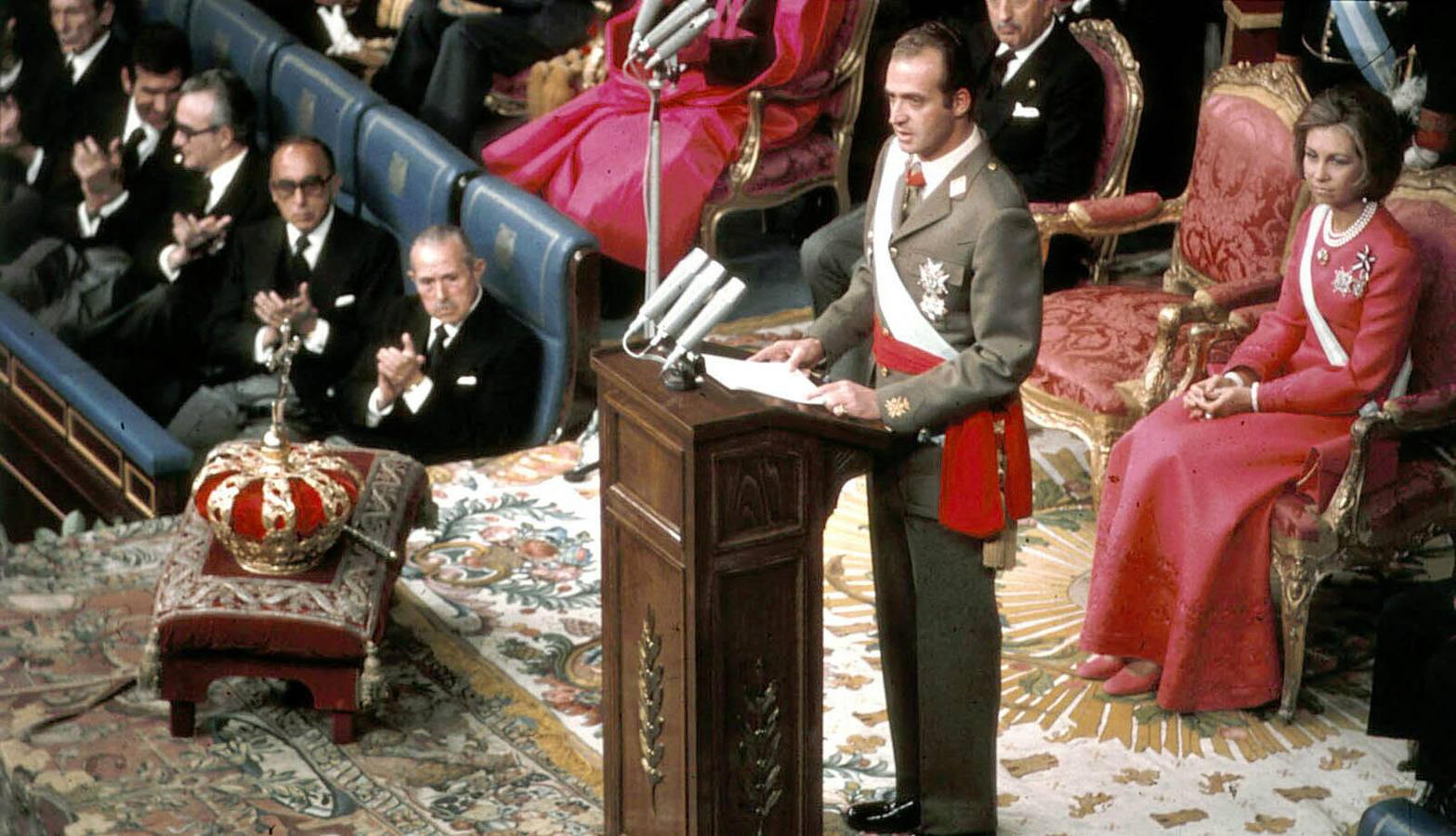Proclamado Rey el 25-11-1975. Don Juan Carlos jura las Leyes ante el presidente de las Cortes, Alejandro Rodríguez de Valcárcel, y es proclamado Rey de España