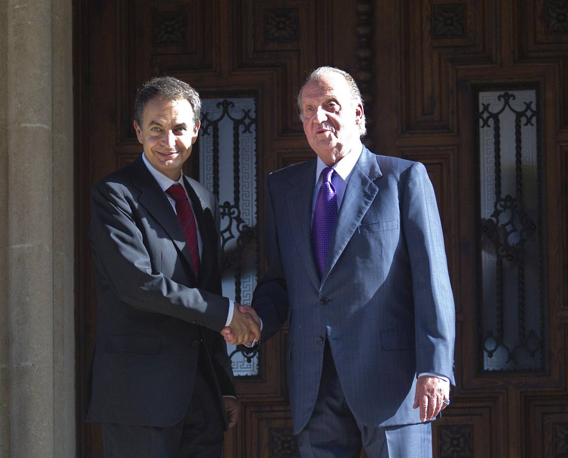 El Rey saluda a Zapatero. El Rey Juan Carlos y José Luis Rodríguez Zapatero, en Palma de Mallorca.