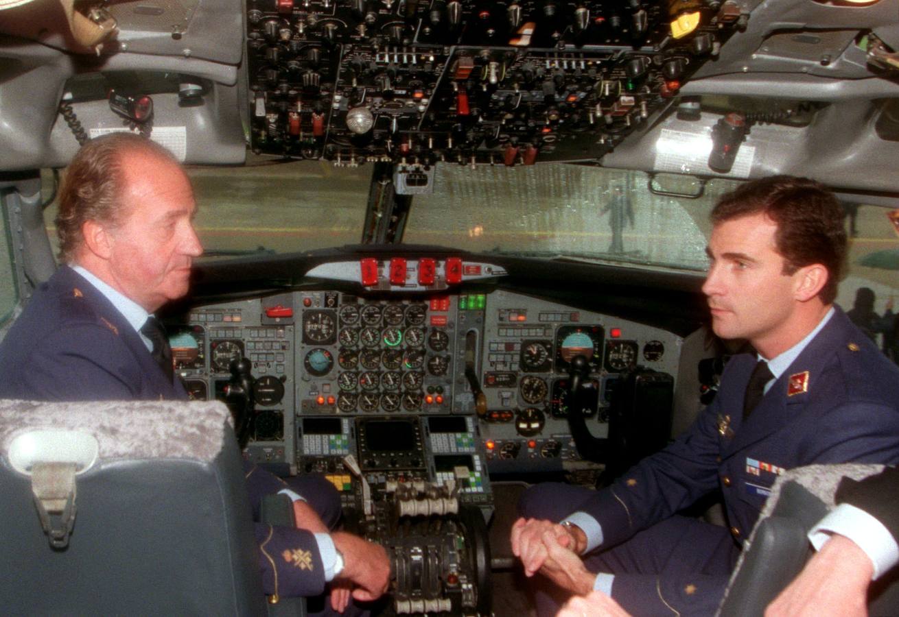 Una relación de padre e hijo. El Rey Juan Carlos y el Principe Felipe inspeccionan la cabina de un Boeing 707 militar, durante una visita a una istalación militar de Madrid