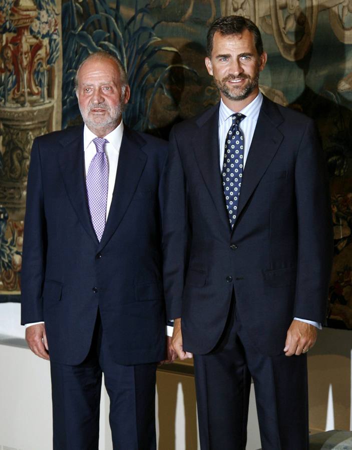 Una relación de padre e hijo. El rey Juan Carlos I y el príncipe Felipe posan en el palacio de la Almudaina, en Mallorca, durante sus vacaciones de verano (2009)