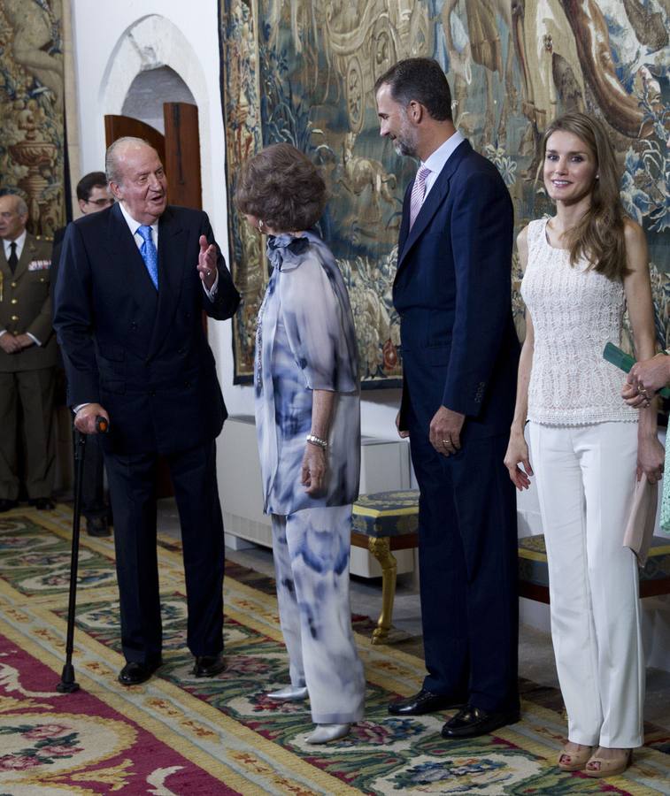 Una relación de padre e hijo. El rey Juan Carlos hablando con la reina Sofía, ante la mirada de los príncipes de Asturias, Felipe y Letizia (2013)