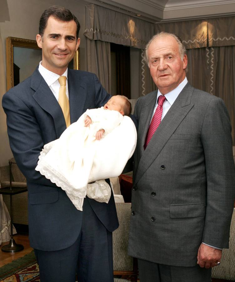 Una relación de padre e hijo. El rey Juan Carlos y el príncipe Felipe posan con la infanta Leonor, en el salon de la residencia de los Príncipes de Asturias (2005)