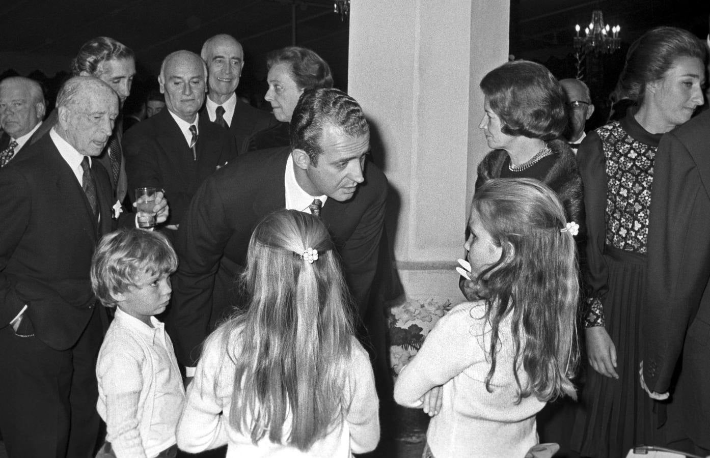 Una relación de padre e hijo. El Príncipe Juan Carlos, habla con sus hijos, los infantes Felipe, Cristina y Elena, durante la recepción ofrecida por los condes de Barcelona en Villa Giralda (1972)