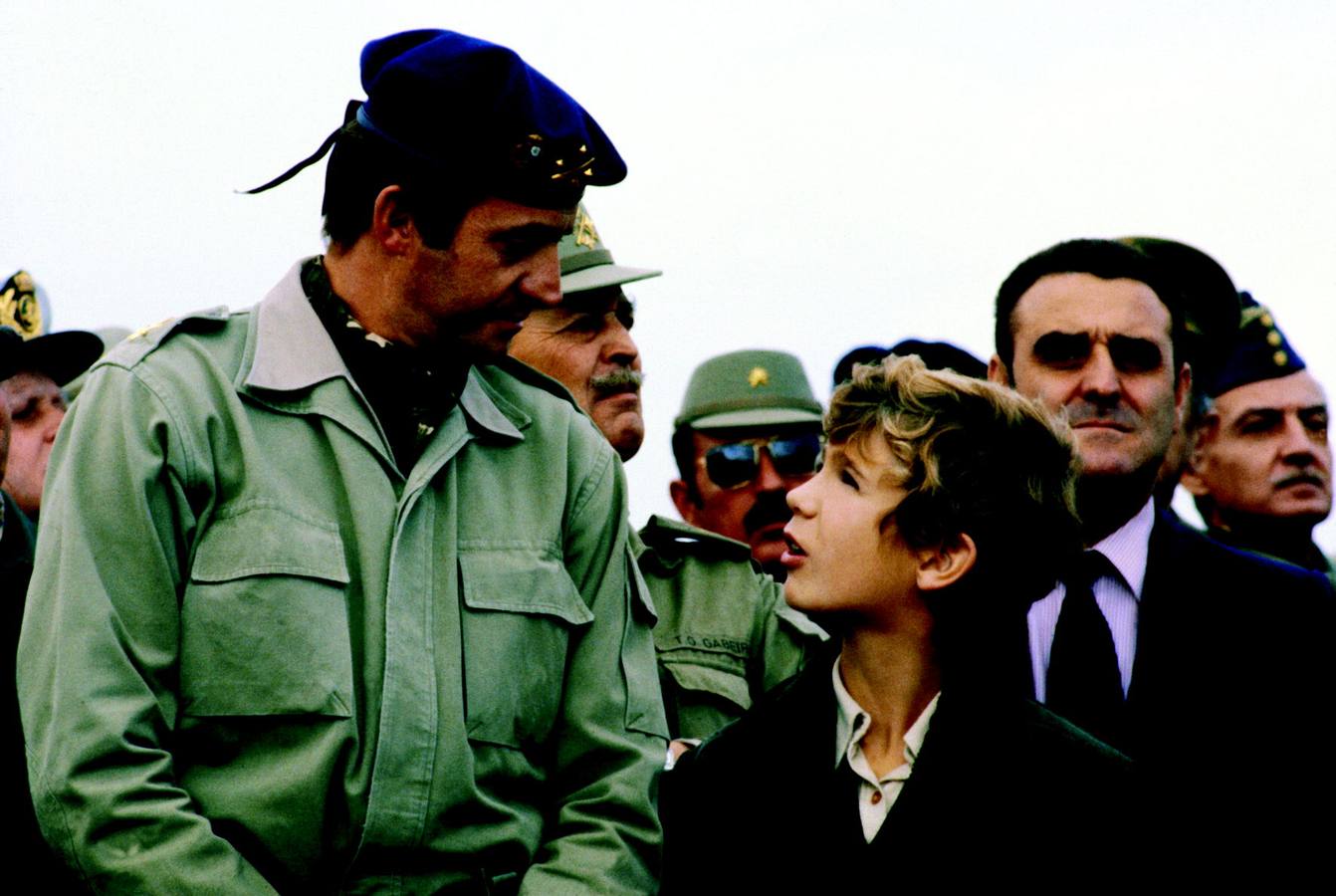 Una relación de padre e hijo. El Rey Juan Carlos I conversa con su hijo, el Príncipe Felipe, durante unas maniobras conjuntas hispano-norteamericanas (1979