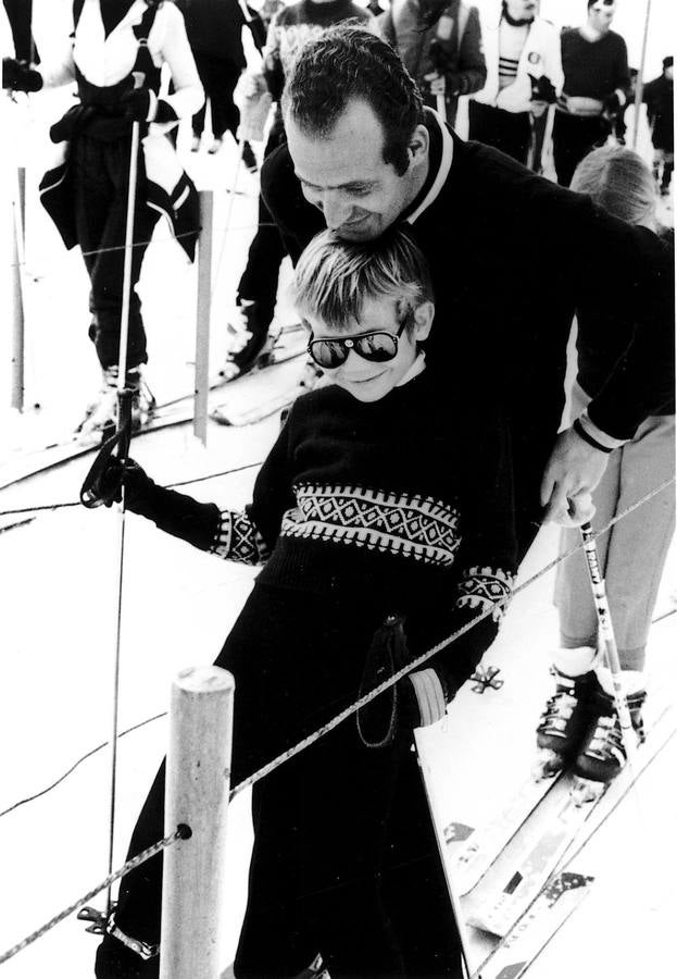 Una relación de padre e hijo. Felipe de Borbon y Grecia, principe de España, con su padre el Rey Juan Carlos, Rey de España durante una jornada de esqui en Baqueira Beret