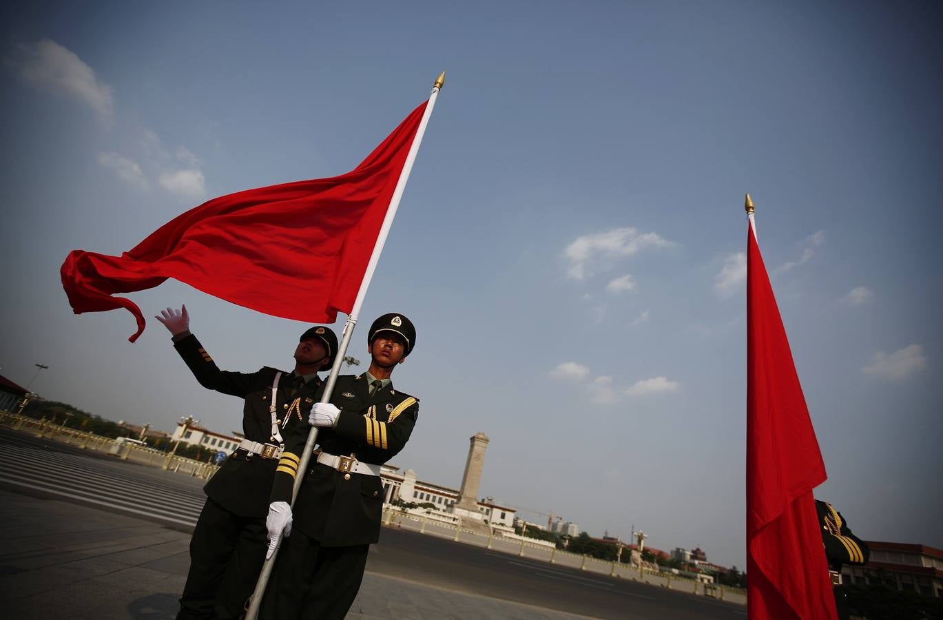 Los Guardias del Honor Chino frente al Monumento a los Héroes del Pueblo en la Plaza de Tiananmen, mientras se preparan para la ceremonia de bienvenida para el primer ministro de Kuwait, el Jeque Jaber Al-Mubarak Al-Sabah en el Gran Palacio del Pueblo en Pekín