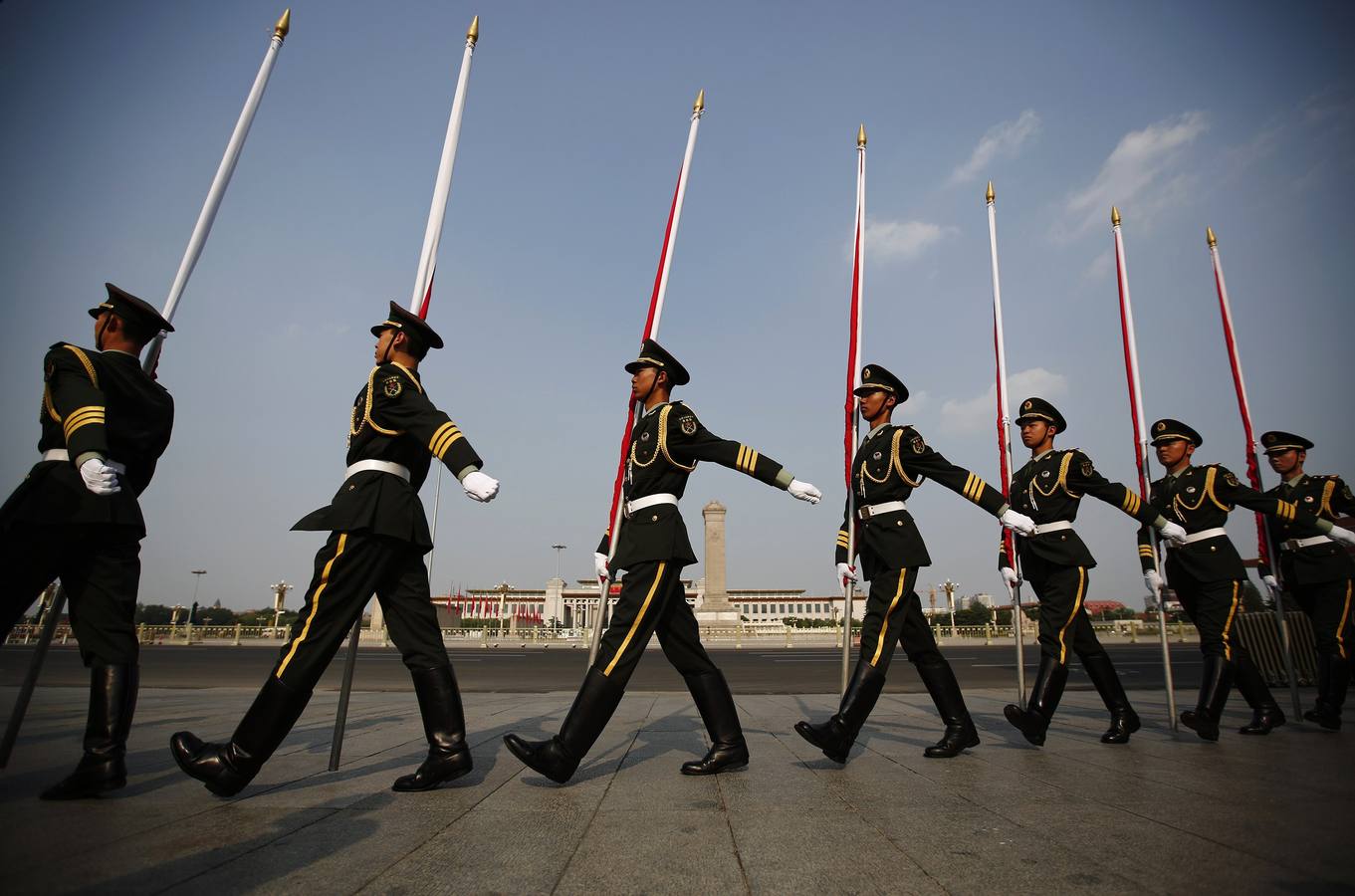 Los Guardias del Honor Chino frente al Monumento a los Héroes del Pueblo en la Plaza de Tiananmen, mientras se preparan para la ceremonia de bienvenida para el primer ministro de Kuwait, el Jeque Jaber Al-Mubarak Al-Sabah en el Gran Palacio del Pueblo en Pekín