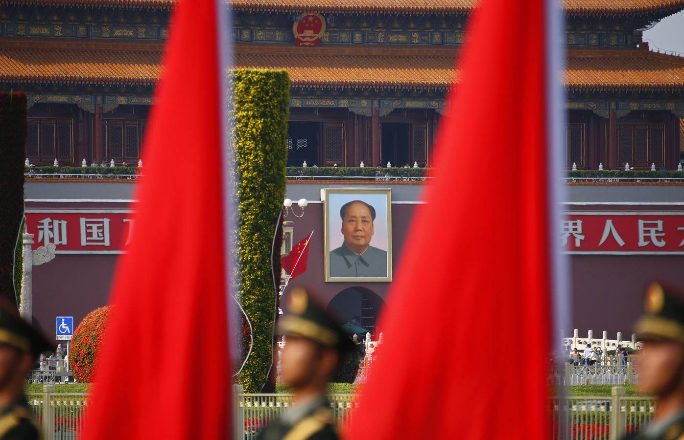 Los Guardias del Honor Chino frente al Monumento a los Héroes del Pueblo en la Plaza de Tiananmen, mientras se preparan para la ceremonia de bienvenida para el primer ministro de Kuwait, el Jeque Jaber Al-Mubarak Al-Sabah en el Gran Palacio del Pueblo en Pekín