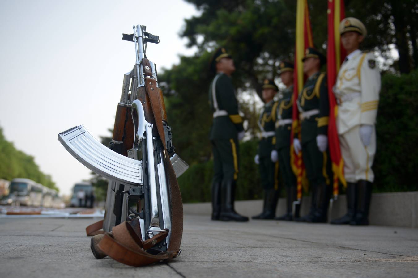 Los Guardias del Honor Chino frente al Monumento a los Héroes del Pueblo en la Plaza de Tiananmen, mientras se preparan para la ceremonia de bienvenida para el primer ministro de Kuwait, el Jeque Jaber Al-Mubarak Al-Sabah en el Gran Palacio del Pueblo en Pekín