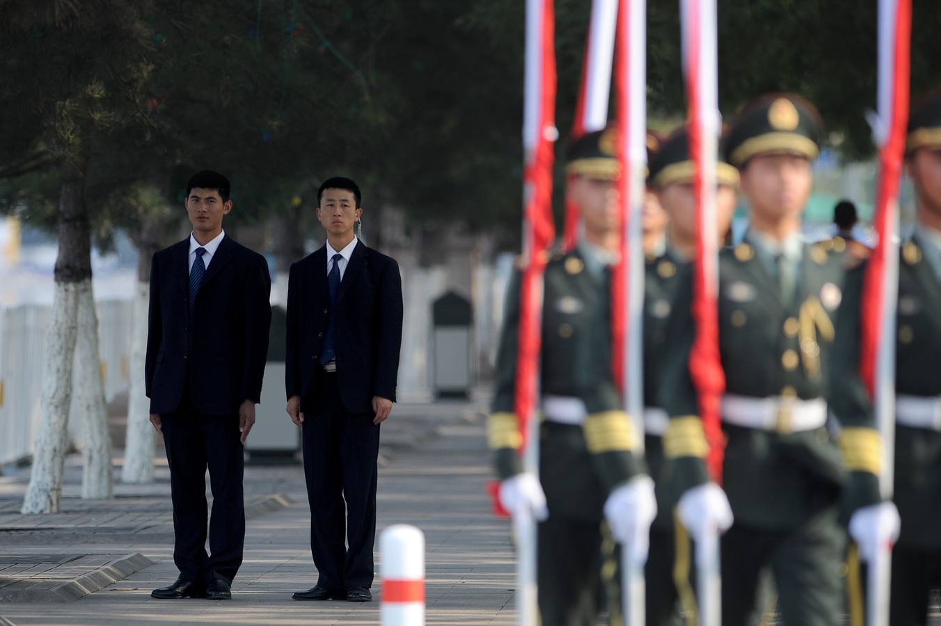 Dos guardias de seguridad se preparan para la llegada del primer ministro kuwaití Jaber Mubarak Hamad Sabah y el primer ministro chino, Li Keqiang, durante una ceremonia de bienvenida en el Gran Salón del Pueblo en Pekín