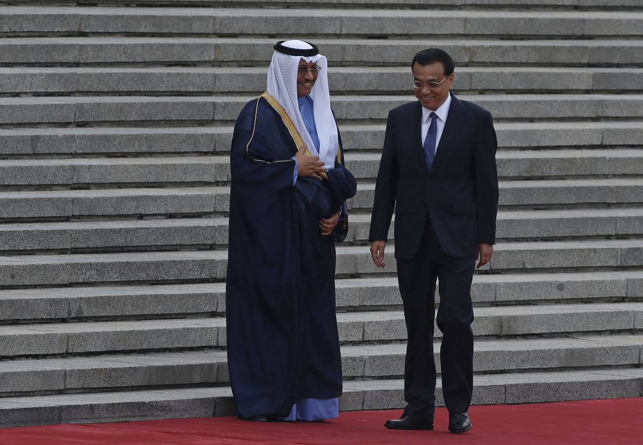 El primer ministro de Kuwait, el Jeque Jaber Al-Mubarak Al-Sabah (L) y la china Li Keqiang asisten a una ceremonia oficial de bienvenida en el Gran Palacio del Pueblo en Pekín