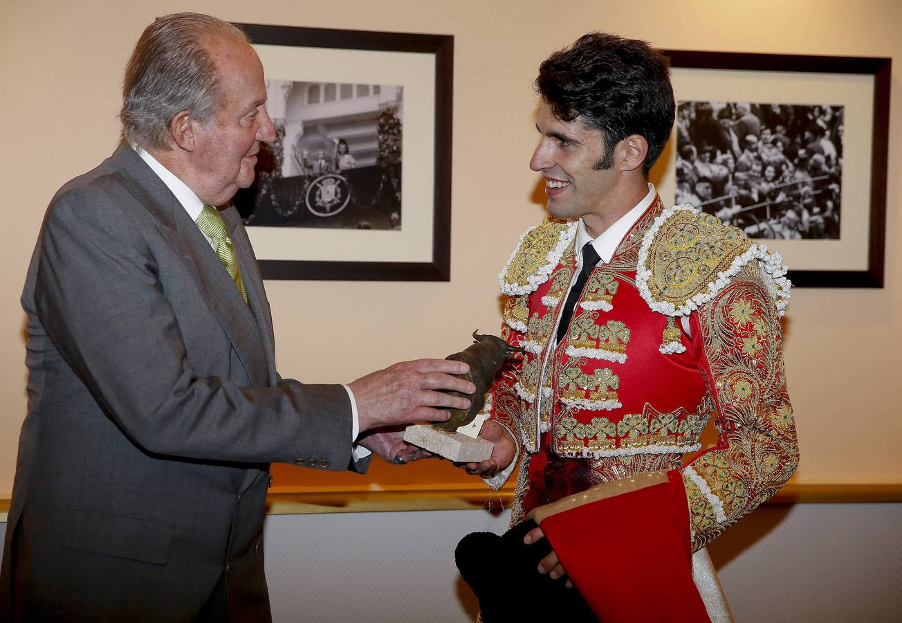 El rey Juan Carlos entrega una escultura al diestro Alejandro Talavante al finalizar la Corrida de Beneficencia