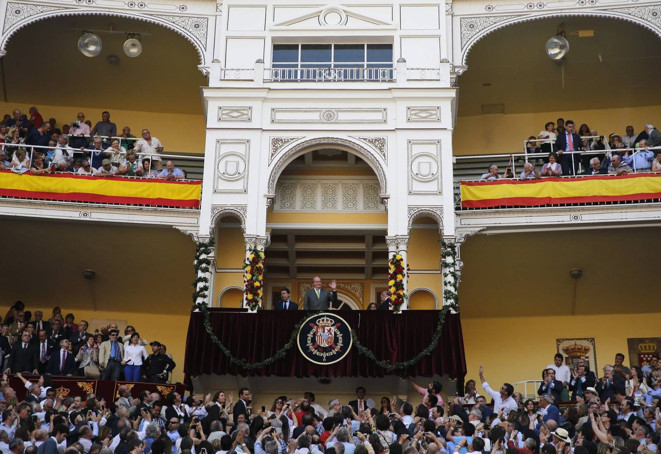 El rey Juan Carlos recibe la ovación de los asistentes a la Monumental de Las Ventas