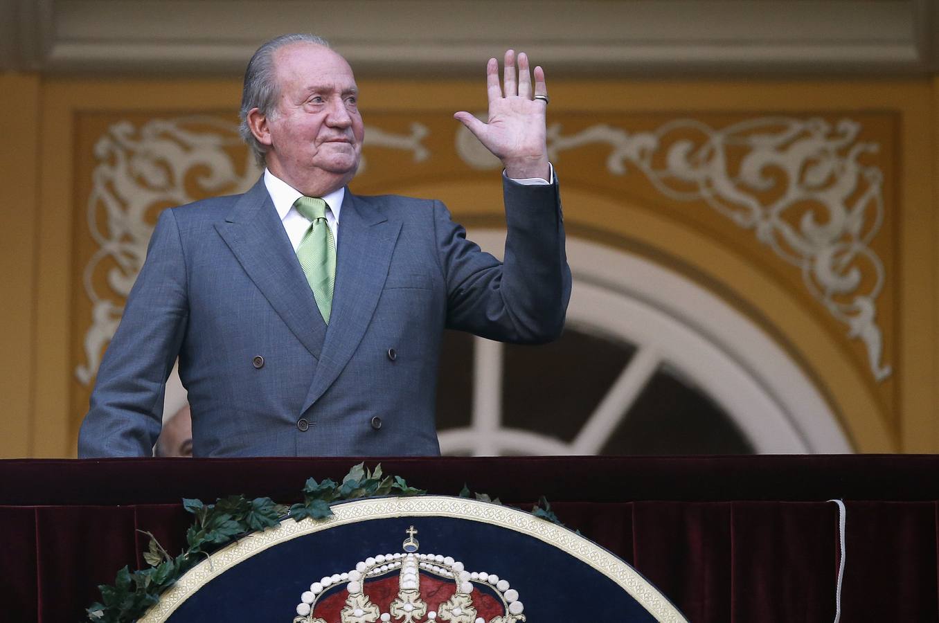 El rey Juan Carlos recibe la ovación de los asistentes a la Monumental de Las Ventas
