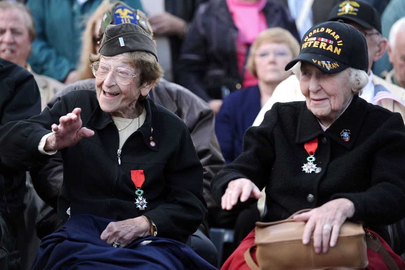 Ellen (Iz.) y Dorothy Levitsky, ex enfermeras y otros veteranos asisten a la ceremonia de conmemoración del Día D en Picauville, el norte de Francia. AFP PHOTO / Jean-Sebastien EVRARD