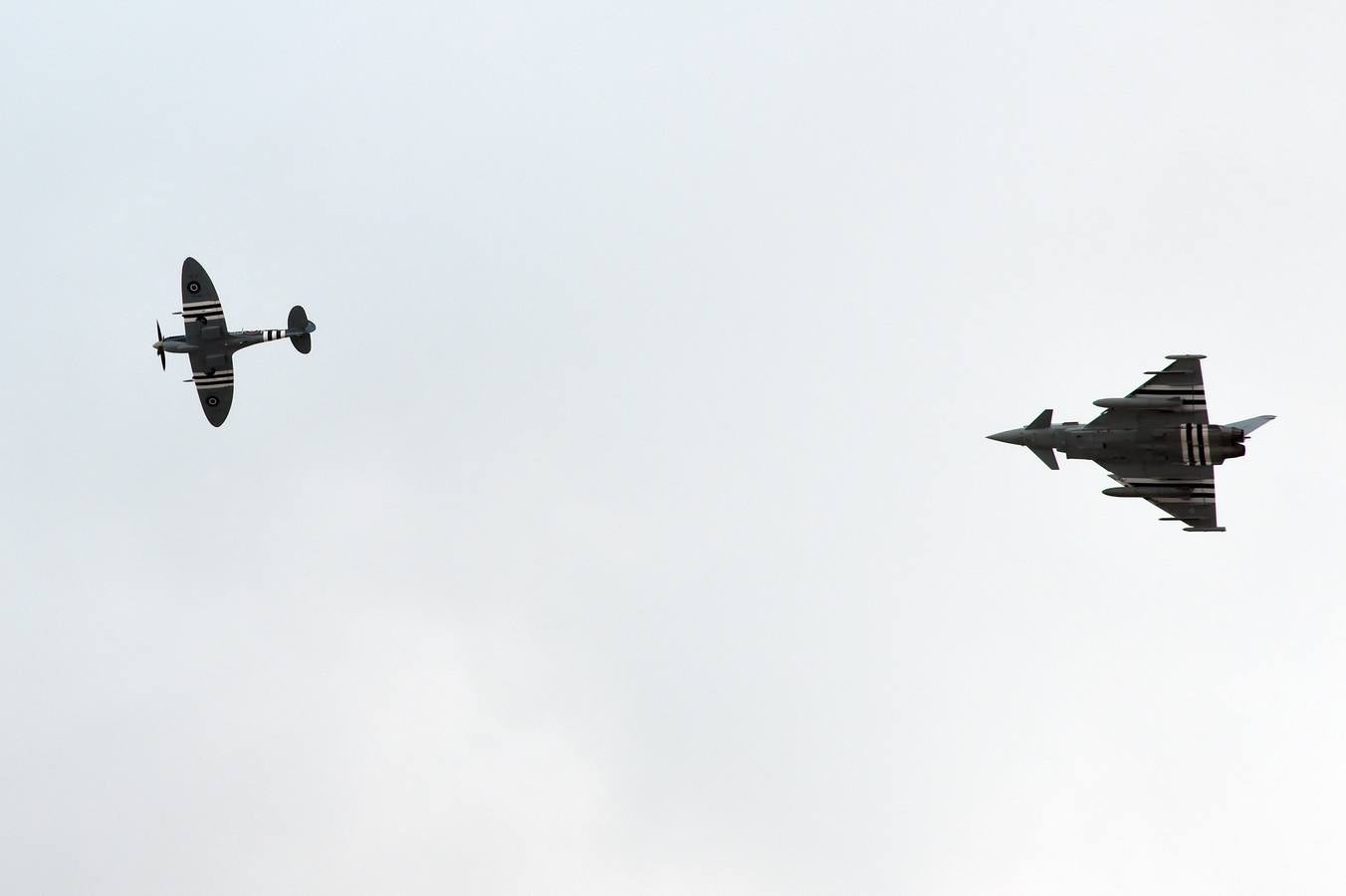 Un Spitfire (L) y una "Eurfighter" sobrevuelan la playa de Sword en Ouistreham. AFP PHOTO / DAMIEN MEYER