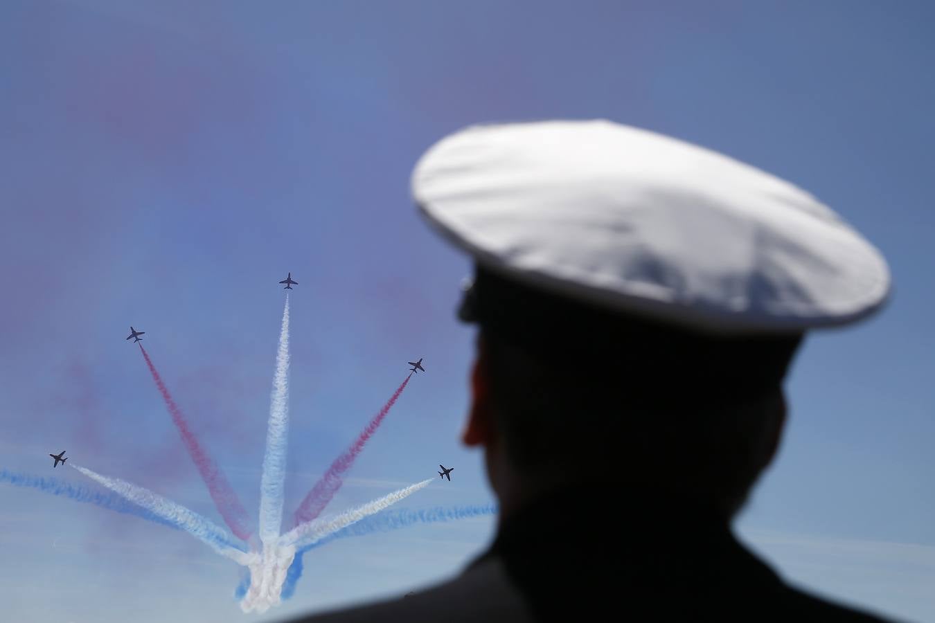 El equipo acrobático de la Real Fuerza Aérea, los Red Arrows, llevan a cabo una exhibición en Portsmouth durante la celebración de los actos de conmemoración del 70 aniversario del desembarco. REUTERS / Stefan Wermuth