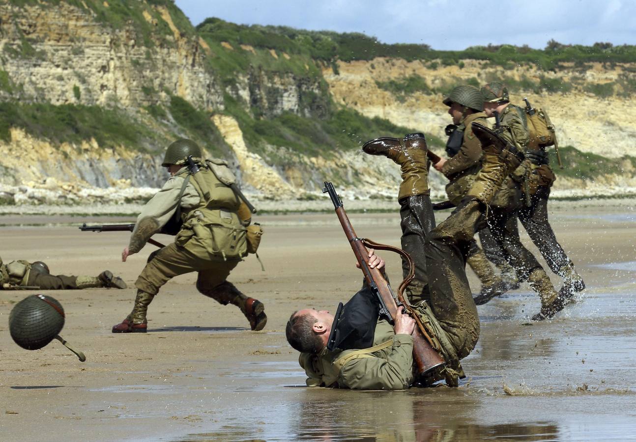 Entusiastas de la historia visten uniformes militares estadounidenses de la Segunda Guerra Mundial en la playa de Omaha en Viervill-sur-Mer. REUTERS / Pascal Rossignol.