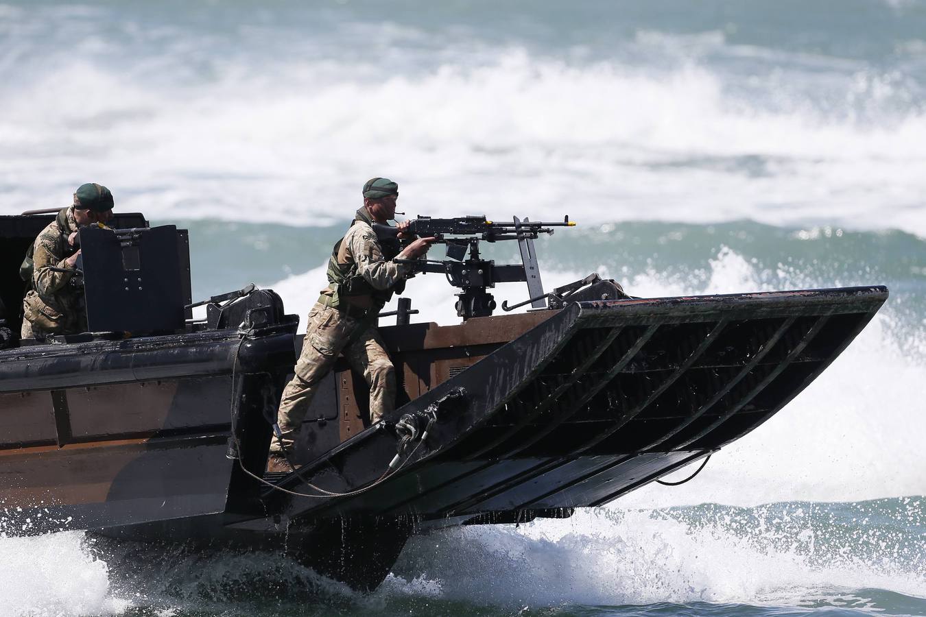 Comandos de la British Royal Marine representan un desembarco en la playa durante la conmemoración del Día D en Portsmouth en el sur de Inglaterra. AFP PHOTO / CARL COURT