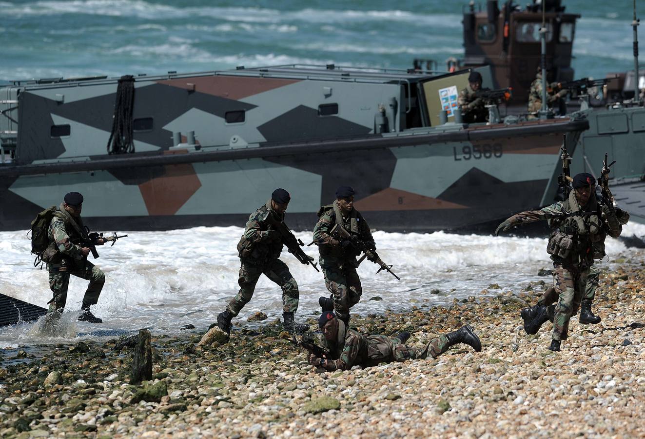 Marines británicos y holandeses representan un desembarco durante una exhibición en la playa de Portsmouth en el sur de Inglaterra. AFP PHOTO / CARL COURT