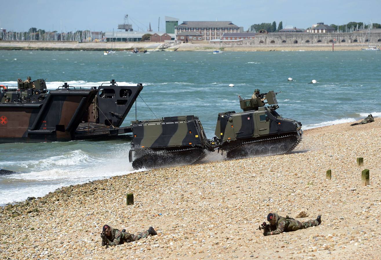 Comandos de la British Royal Marine drepresentan un desembarco durante una exhibición en la playa de Portsmouth en el sur de Inglaterra. AFP PHOTO / CARL COURT