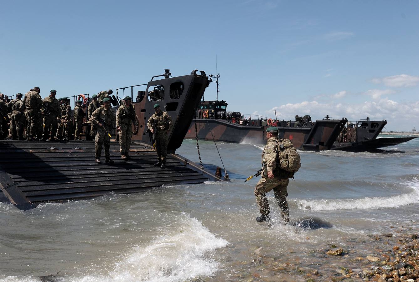 Comandos de la British Royal Marine drepresentan un desembarco durante una exhibición en la playa de Portsmouth en el sur de Inglaterra. AFP PHOTO / CARL COURT