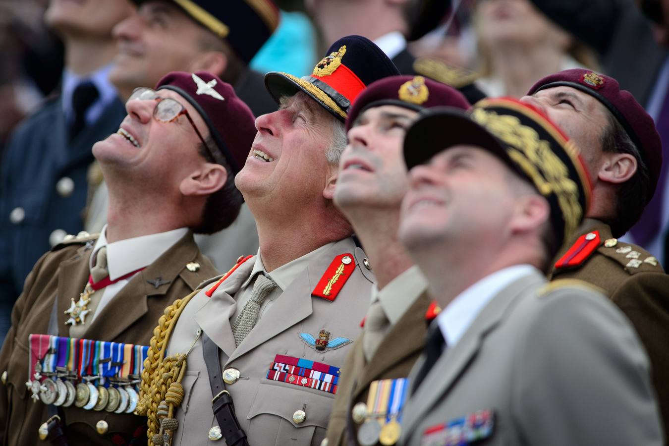 El príncipe Carlos de Inglaterra observa el salto en paracaídas realizado por miembros del ejército canadienses y británicos en Ranville, el norte de Francia. AFP PHOTO / POOL / LEON NEAL