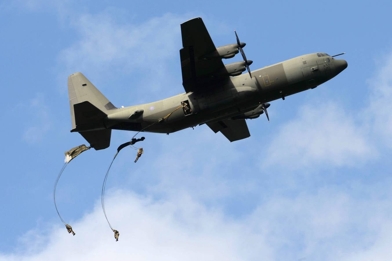 Paracaidistas saltan desde aviones durante la conmemoración del Día D en Ranville, el norte de Francia. AFP PHOTO / THOMAS BREGARDIS