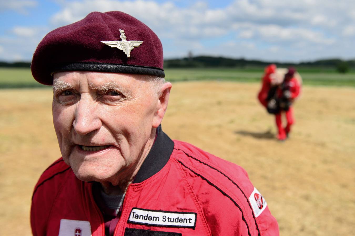 El veterano británico de la Segunda Guerra Mundial, Jock Hutton, de 89 años de edad, posa tras su aterrizaje después de que él y los equipos de paracaidismo de de Francia, Estados Unidos y Canada saltaran desde aviones durante la conmemoración del Día D en Ranville, el norte de Francia. REUTERS / Leon Neal / Pool