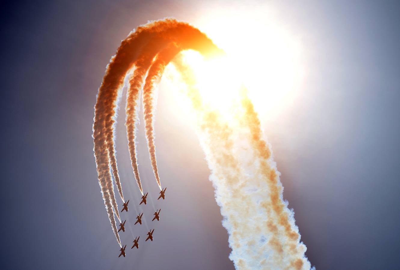 El equipo acrovático de aviación Red Arrows sobrevuela Portsmouth, en el sur de Inglaterra. AFP PHOTO / CARL COURT