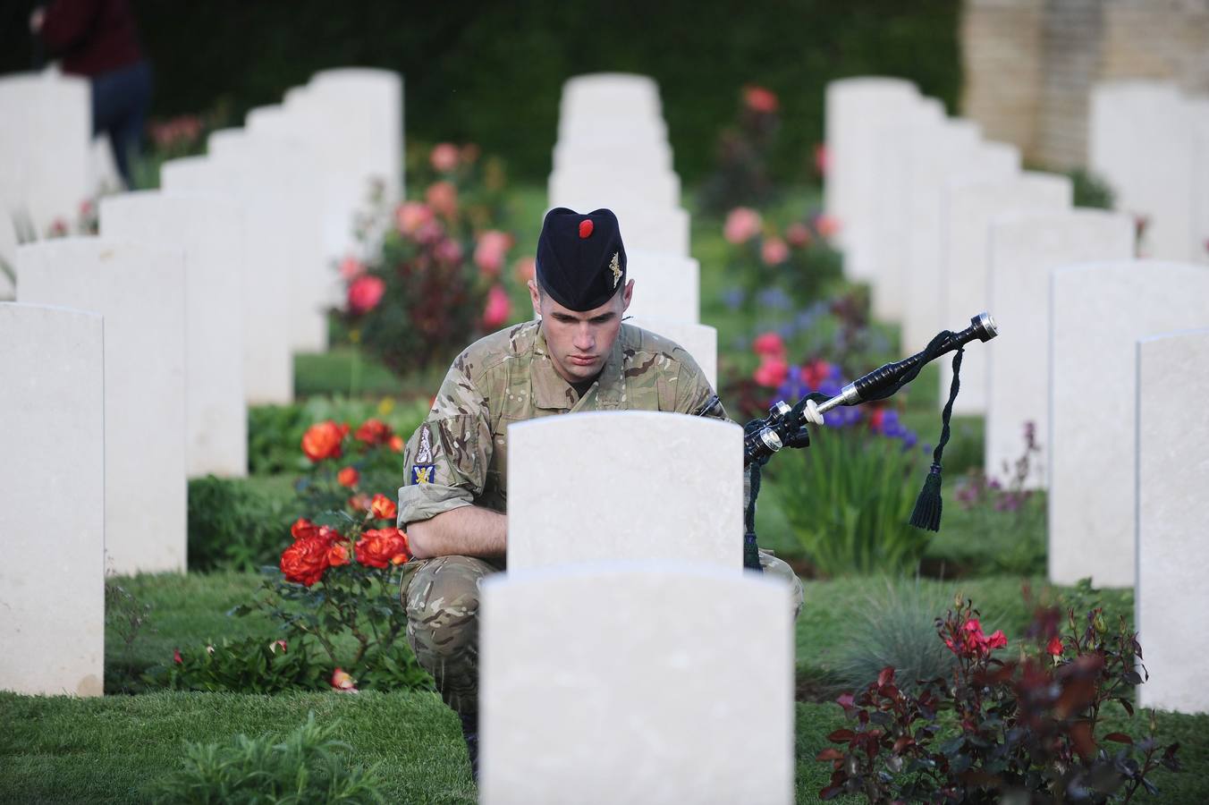 Viernes, 7 de junio: Durante esta semana se celebran los actos de conmemoración del 70 aniversario de la gran operación militar realizada por los ejércitos aliados contra los nazis en las playas de Normandía. Hoy más de 3000 veteranos que participaron en aquella campaña militar regresaron a las diferentes playas de la costa norte de Francia para recordar el día D y ser homenajeados. AFP PHOTO / Jean-Sebastien Evrard.