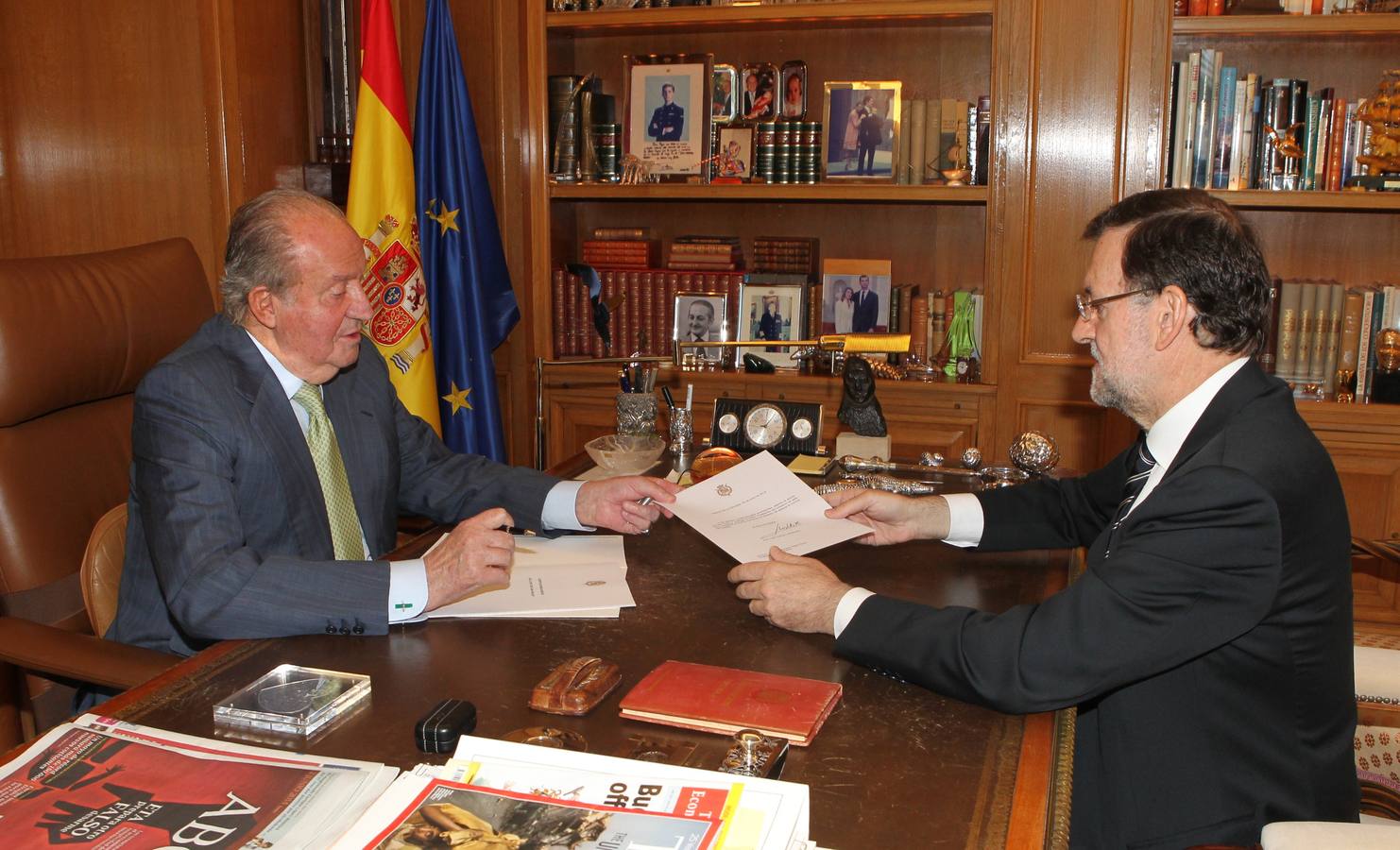 Lunes, 2 de junio. El Rey don Juan Carlos entrega la carta de renuncia al presidente del gobierno, Mariano Rajoy, en el Palacio de la Zarzuela de Madrid. AFP PHOTO / CASA REAL