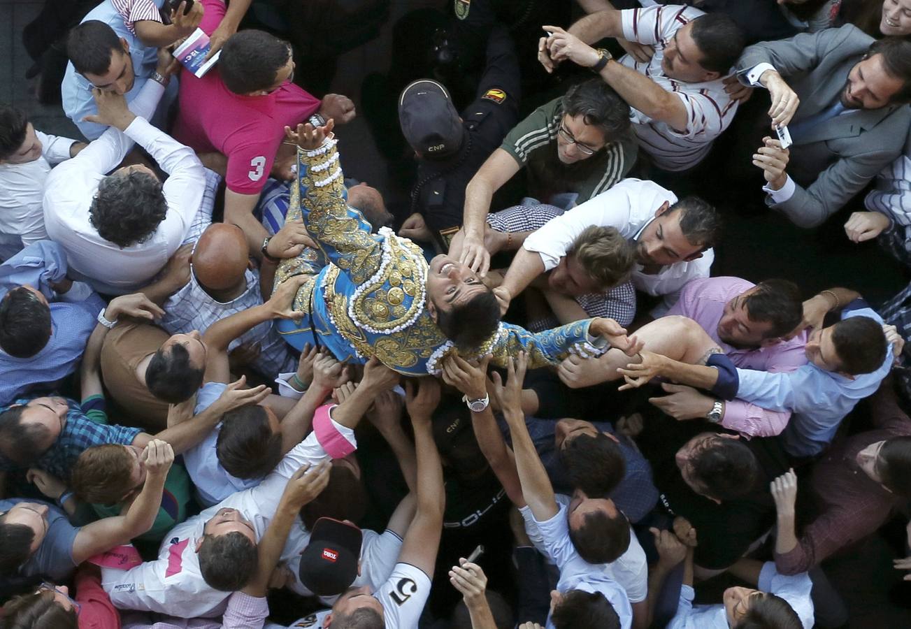 Martes, 3 de junio. El diestro Miguel Ángel Perera sale a hombros por la puerta grande de la Monumental de Las Ventas, tras el vigésimo quinto festejo de la Feria de San Isidro en el que ha compartido cartel con Antonio Ferrera y Diego Urdiales, y se han lidiado reses de Adolfo Martín. EFE/JuanJo Martín