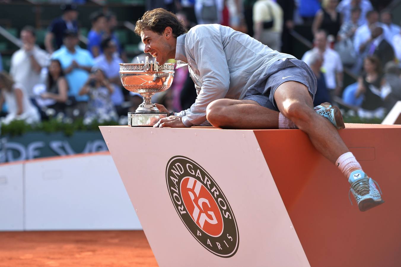 Domingo, 8 de junio: Rafael Nadal con el trofeo mosqueteros y posar ante los medios de comunicación tras la ceremonia de entrega de premios. AFP PHOTO / MIGUEL MEDINA